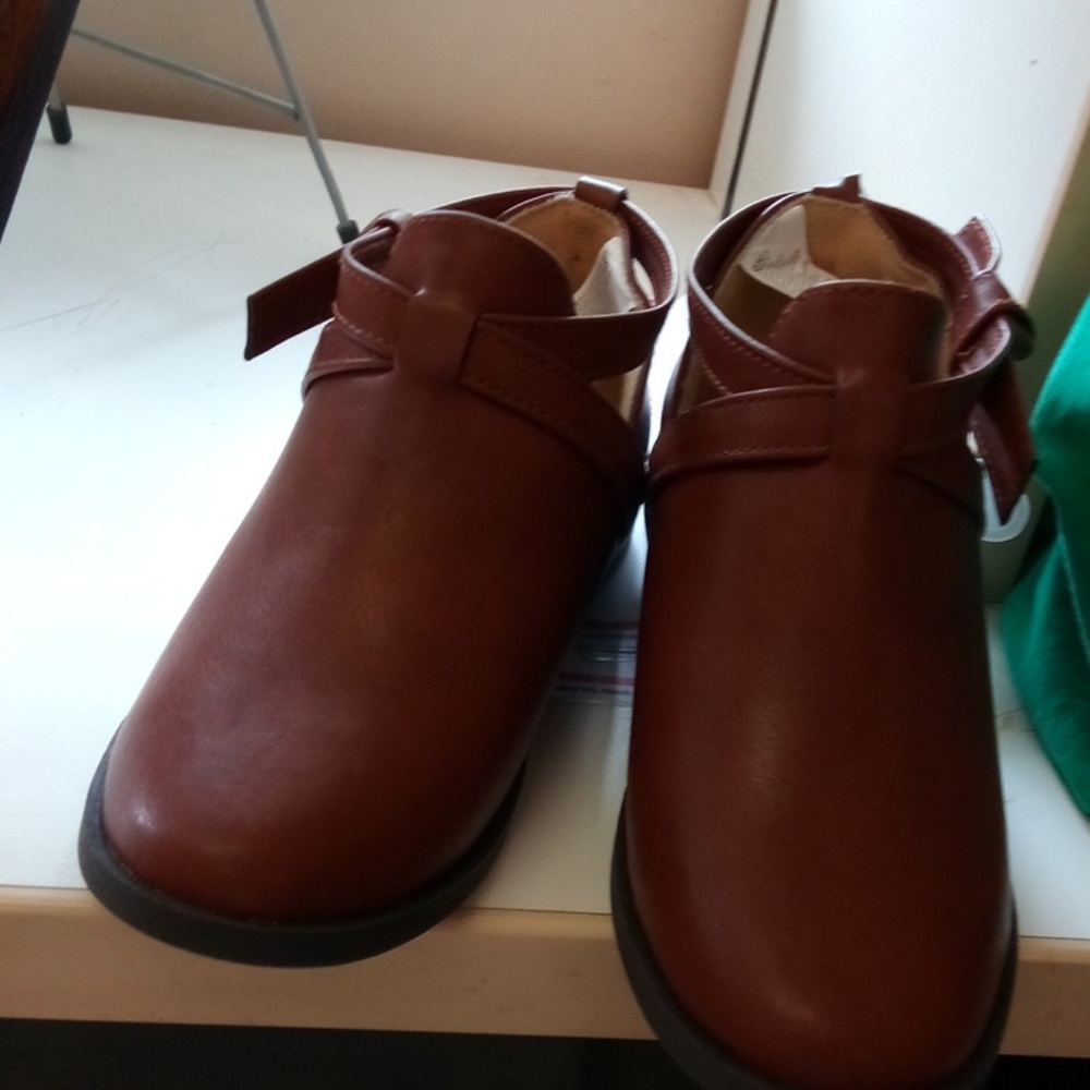 Girls shoes size 2 crazy 8